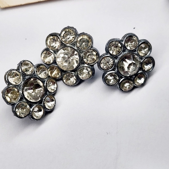 Thirty-Nine Assorted Antique And Vintage Rhinestone Buttons - Picture 14 of 16